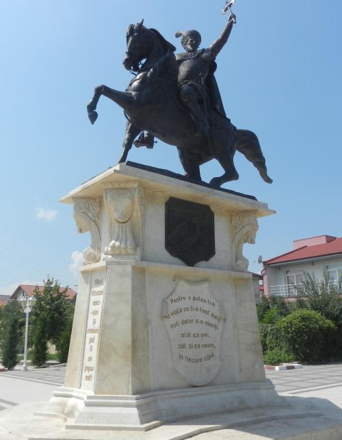 Imagini pentru statuia ecvestra a lui mihai viteazul Năvodari